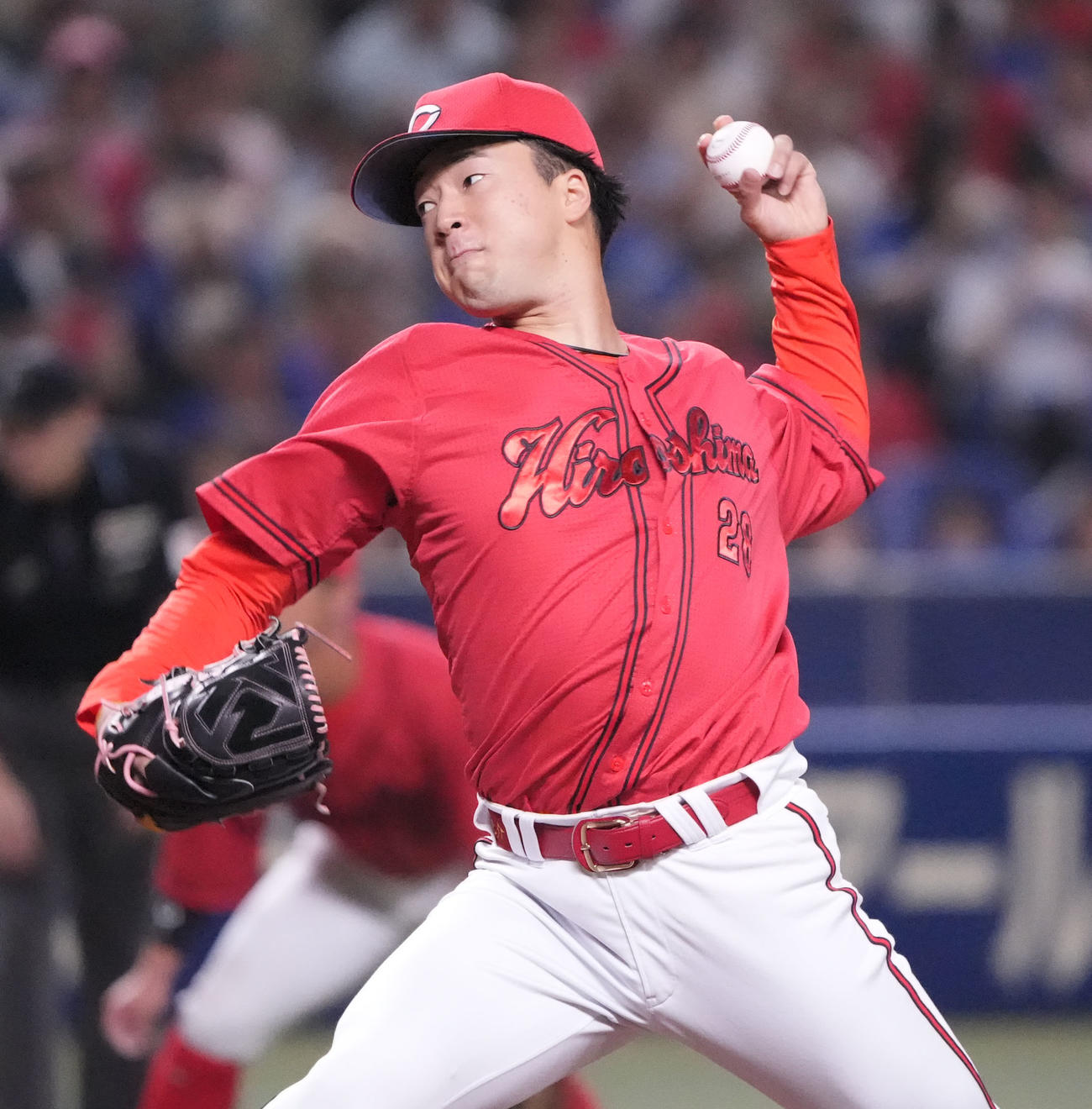 中日対広島　1回裏、登板する広島先発の佐藤柳（撮影・森本幸一）