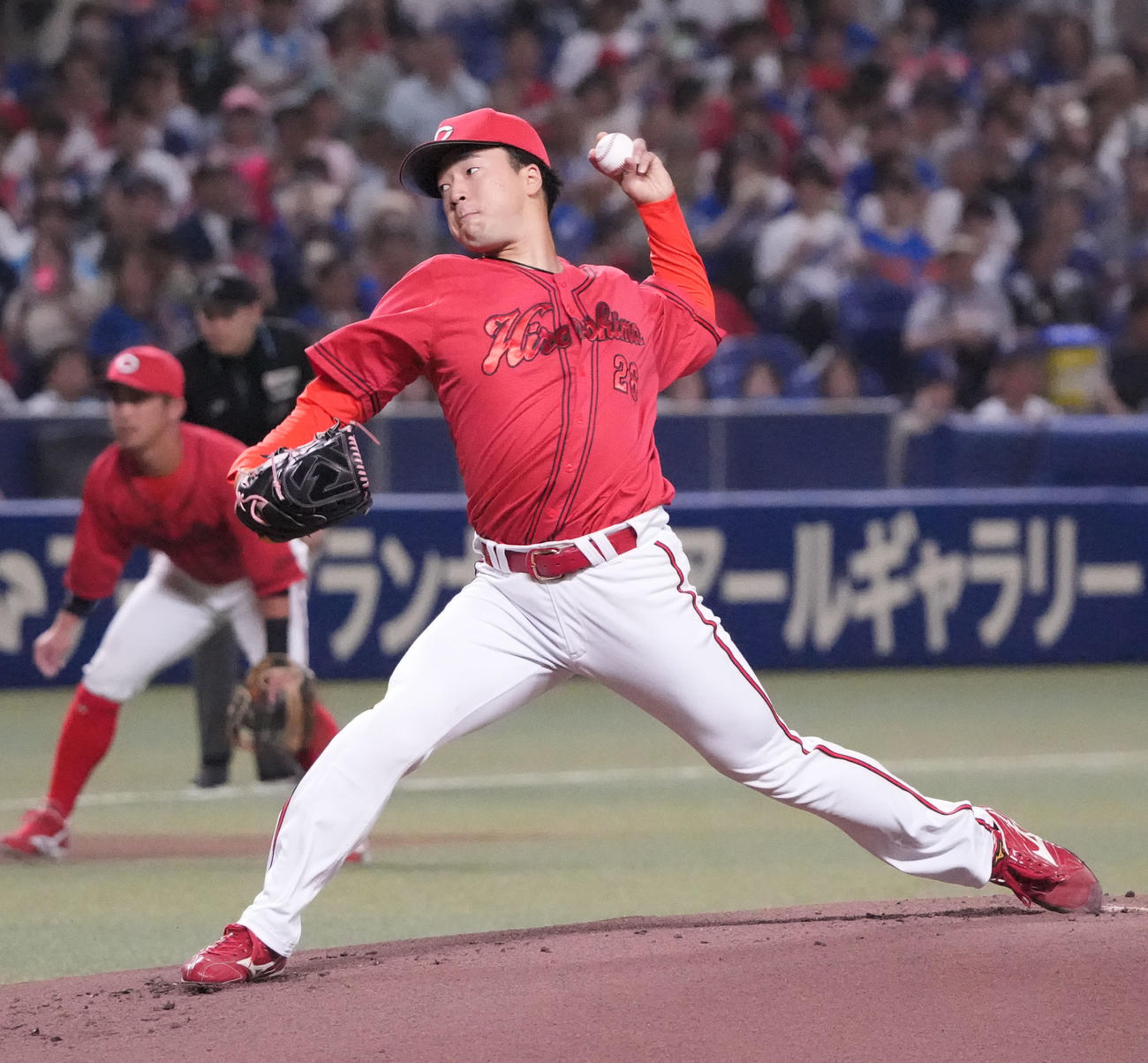 中日対広島　1回裏、登板する広島先発の佐藤柳（撮影・森本幸一）