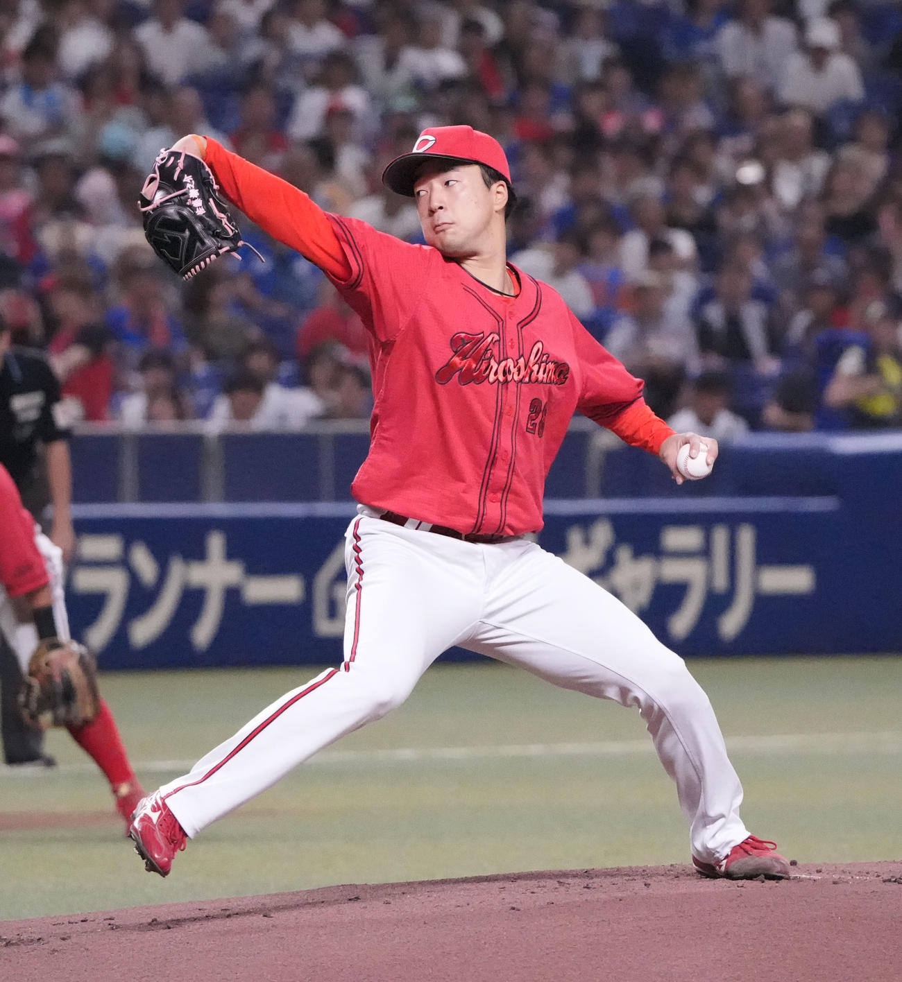 中日対広島　1回裏、登板する広島先発の佐藤柳（撮影・森本幸一）