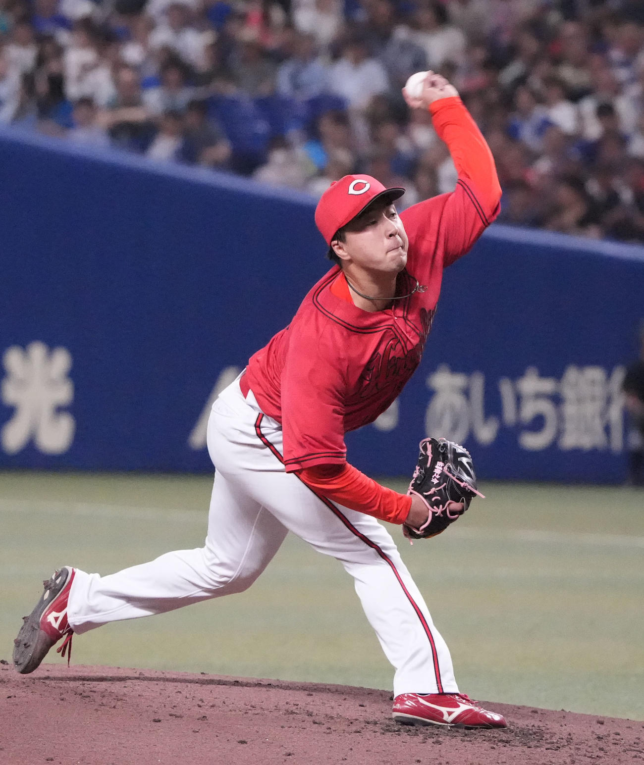 中日対広島　3回裏、力投する広島先発の佐藤柳（撮影・森本幸一）