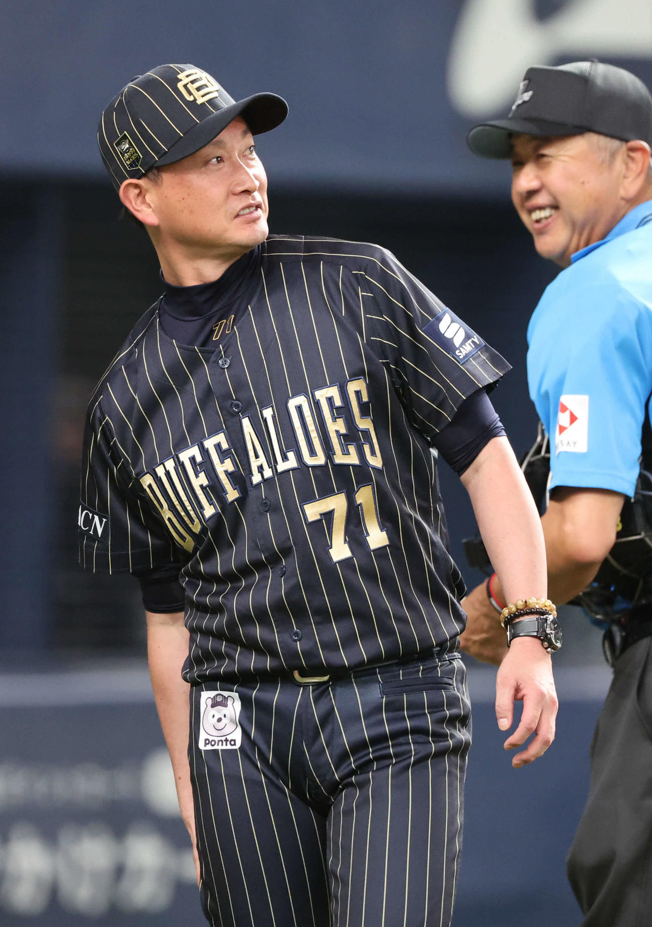 オリックス対楽天　7回の攻撃を終え、選手交代を告げたオリックス岸田監督はベンチに戻る（撮影・西尾就之）