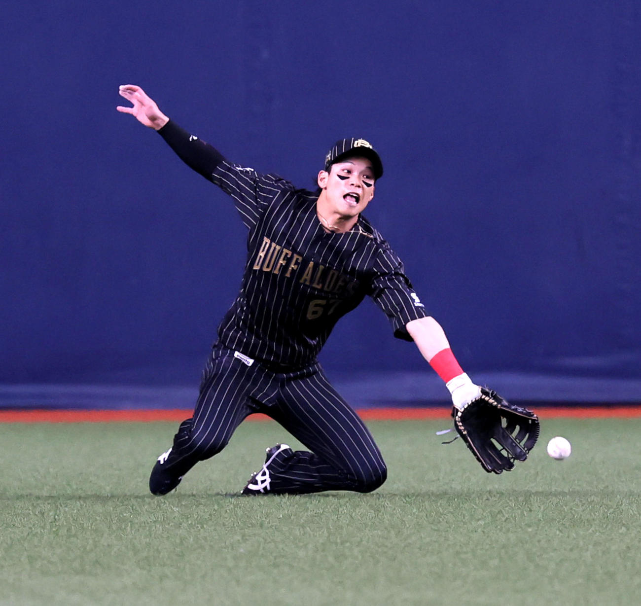 オリックス対楽天　2回表楽天2死二塁、中川は辰己の飛球を捕球出来ず適時三塁打となる（撮影・加藤哉）
