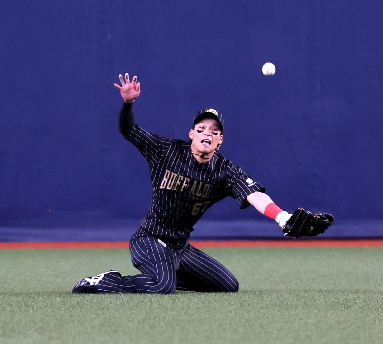 オリックス対楽天　2回表楽天2死二塁、中川は辰己の飛球を捕球出来ず適時三塁打となる（撮影・加藤哉）