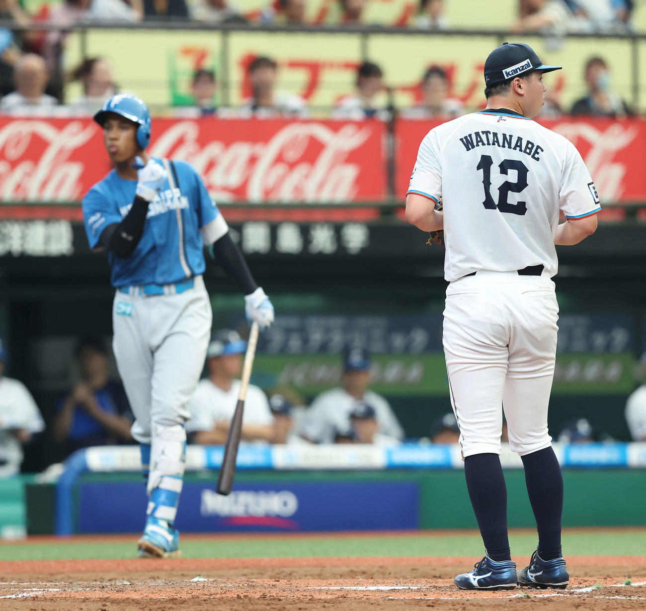 西武対日本ハム　　3回表日本ハム2死二、三塁、打者万波の時、古賀悠のパスボールで失点を許す渡辺（撮影・河田真司）