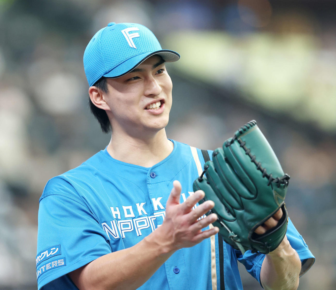西武対日本ハム　3回裏を抑え、笑顔でナインを迎える達（撮影・河田真司）