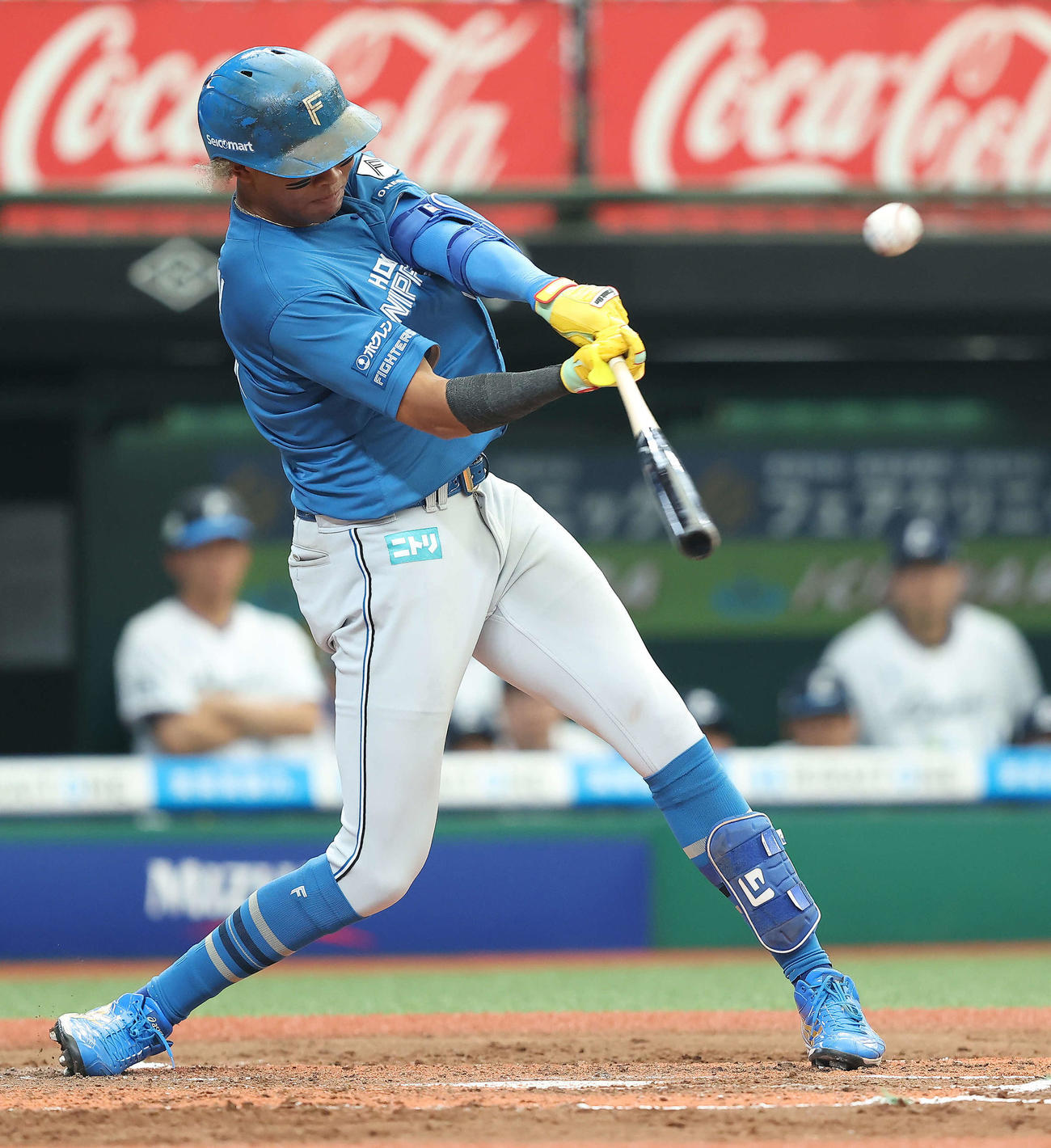 西武対日本ハム　3回表日本ハム2死一、二塁、右翼線に同点適時二塁打を放つ水谷（撮影・河田真司）