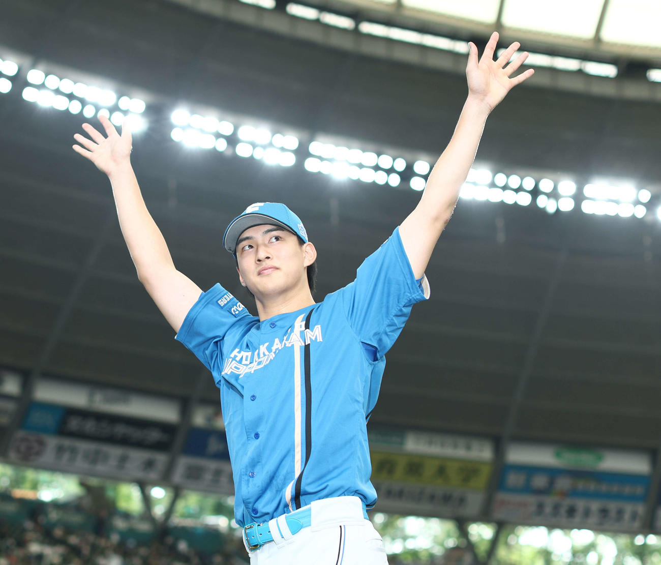 西武対日本ハム　西武に勝利し、ファンの声援に応えながら引き揚げる日本ハム達（撮影・河田真司）