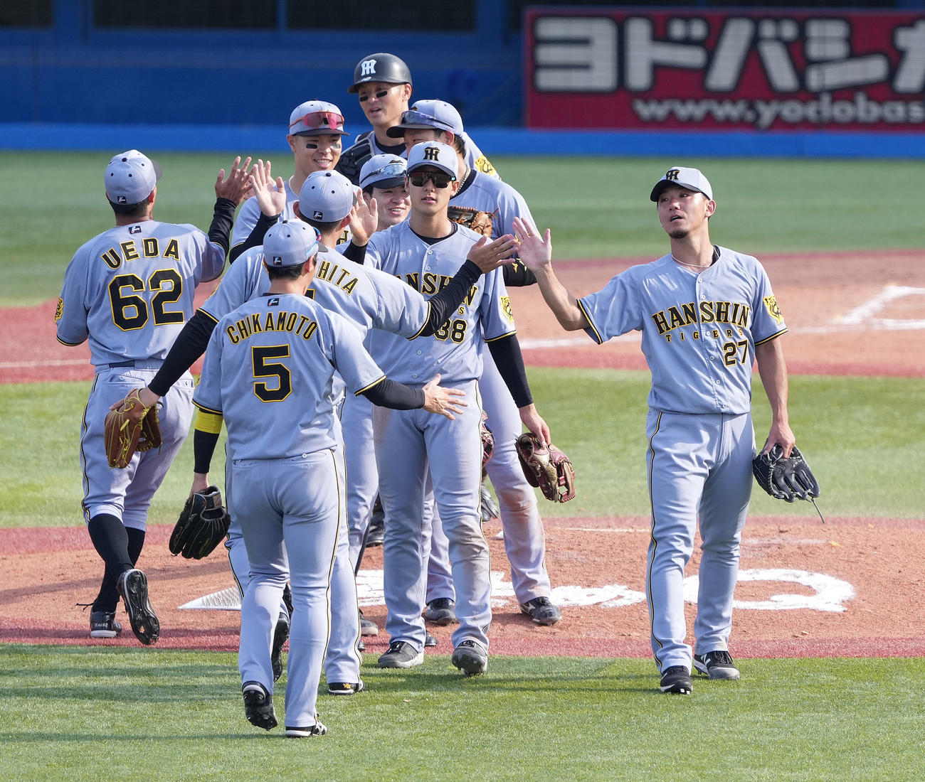 ヤクルト対阪神　ヤクルトに完封勝利し、ナインを迎える阪神伊藤将（右）（撮影・鈴木みどり）