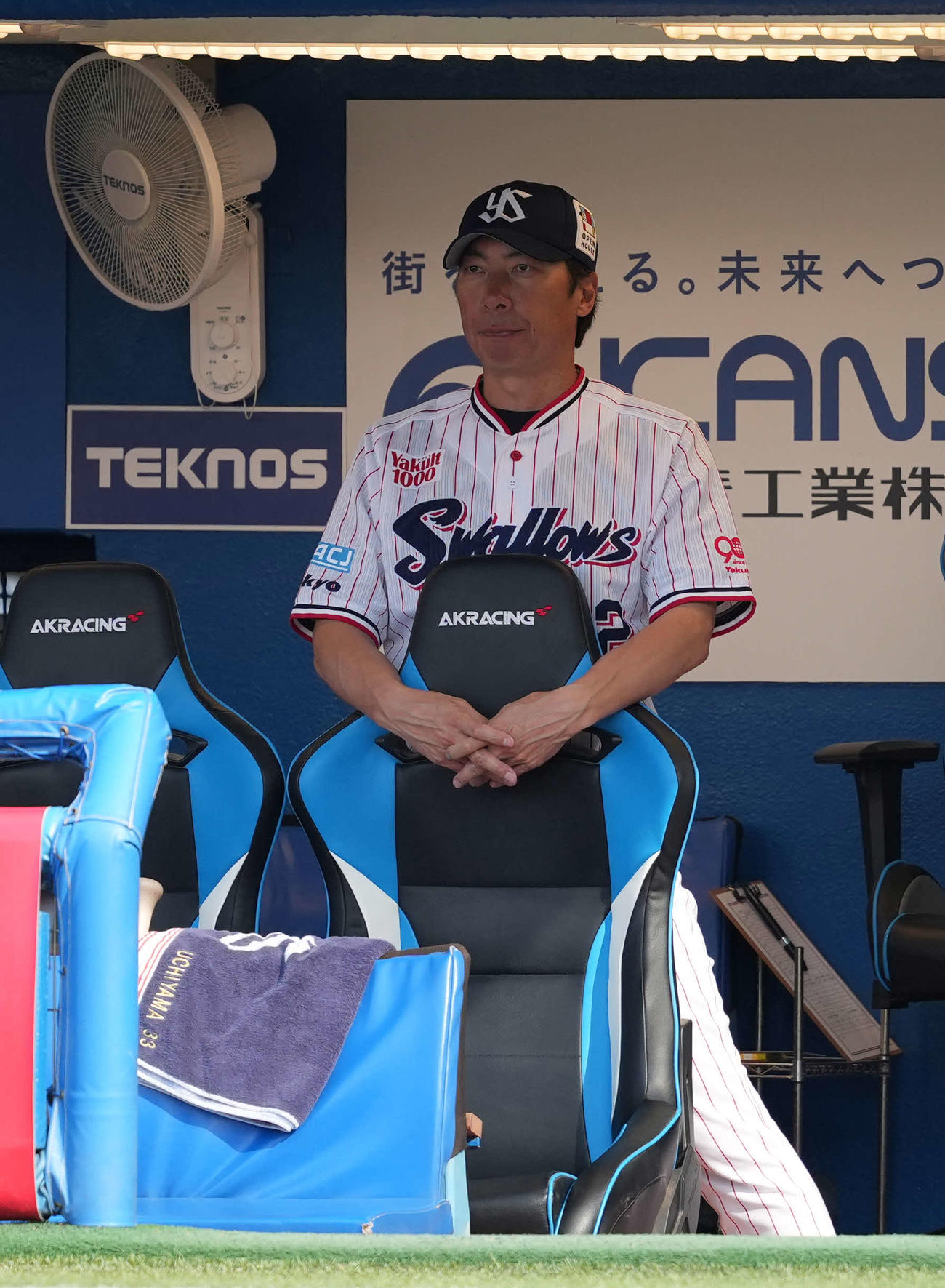 ヤクルト対阪神　戦況を見つめるヤクルト高津臣吾監督（撮影・井上学）