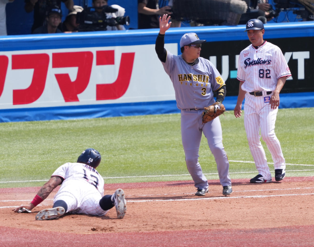 ヤクルト対阪神　1回裏ヤクルト2死一、二塁、打者増田の時、一塁走者オスナをけん制アウトにしたとアピールする一塁手大山（撮影・鈴木みどり）