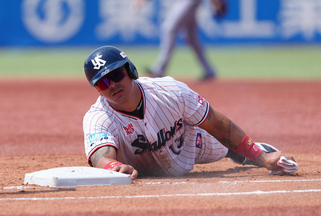 ヤクルト対阪神　1回裏ヤクルト2死一、二塁、一塁走者オスナは伊藤将のけん制でアウトとなる（撮影・足立雅史）
