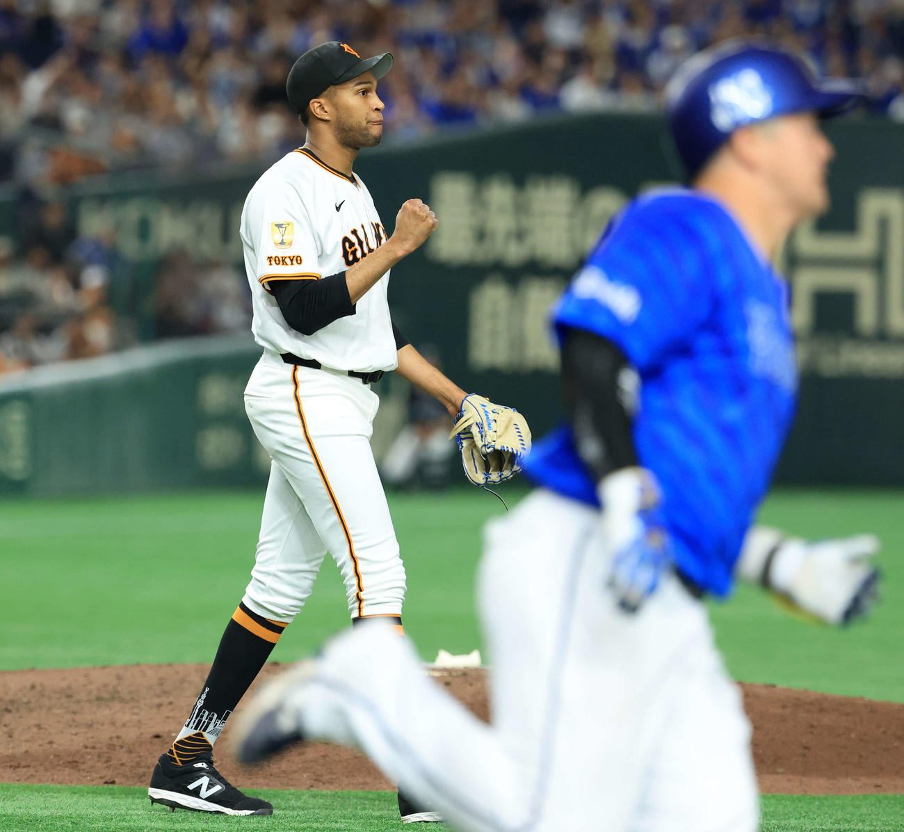 巨人対DeNA 9回表DeNA2死二塁、牧秀悟（手前）を二塁飛に仕留めガッツポーズするマルティネス（撮影・浅見桂子）