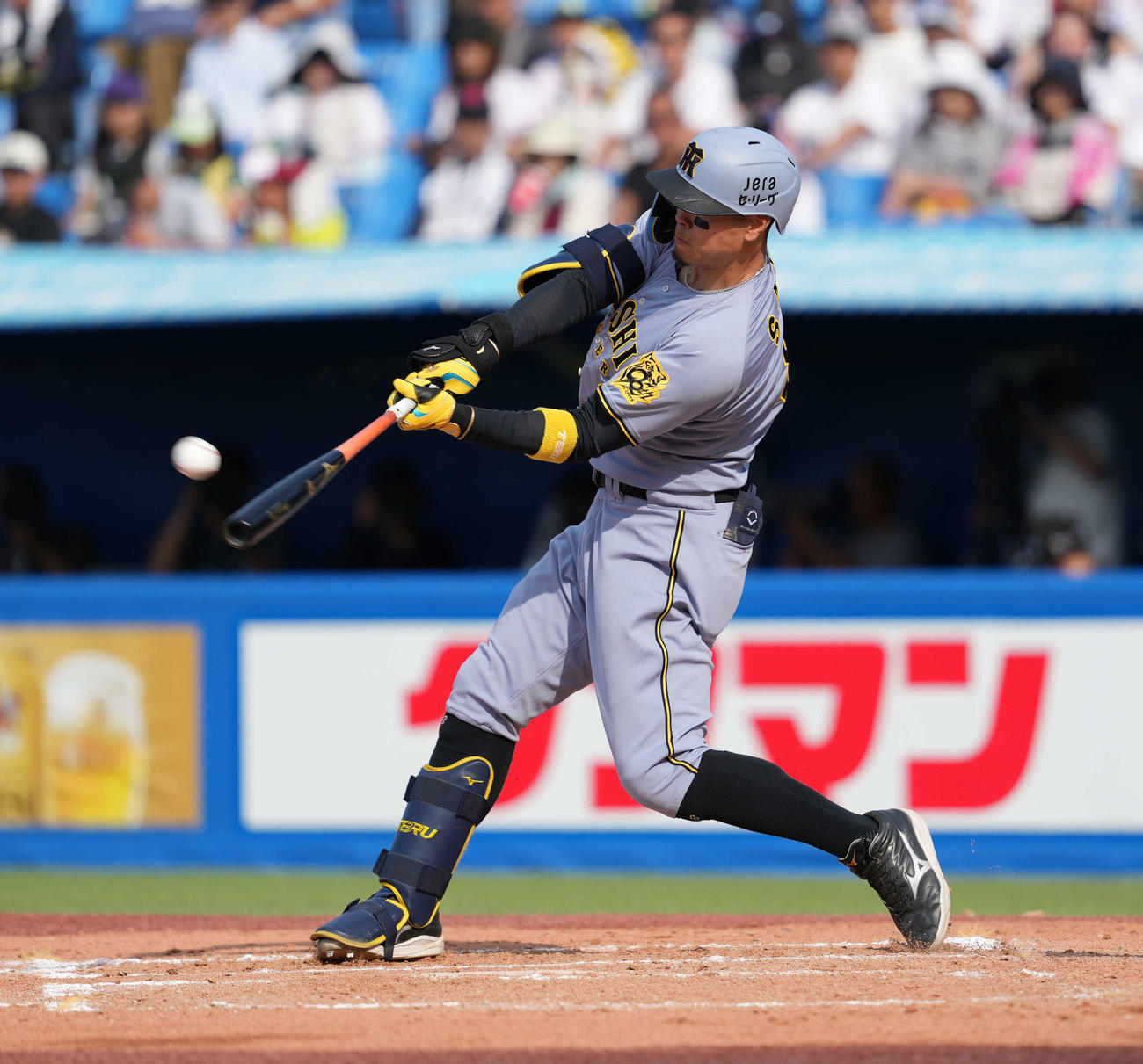 ヤクルト対阪神　8回表阪神1死、右越え本塁打を放つ佐藤輝（撮影・井上学）