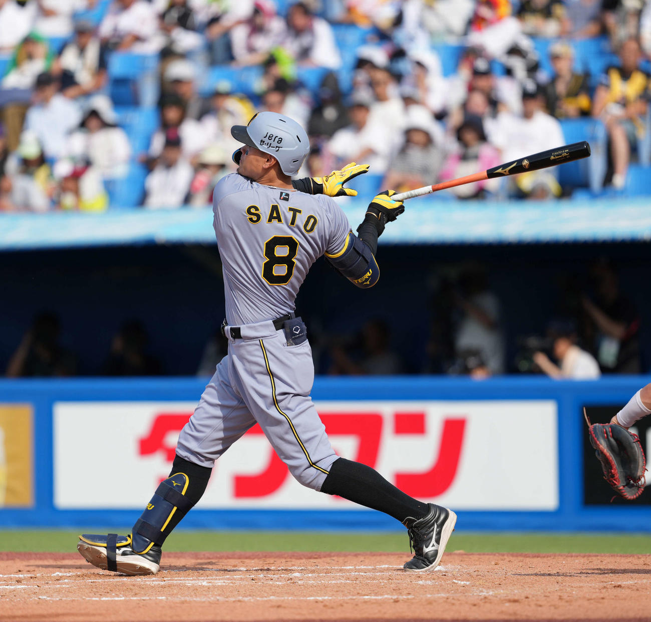 ヤクルト対阪神　8回表阪神1死、右越え本塁打を放つ佐藤輝（撮影・井上学）