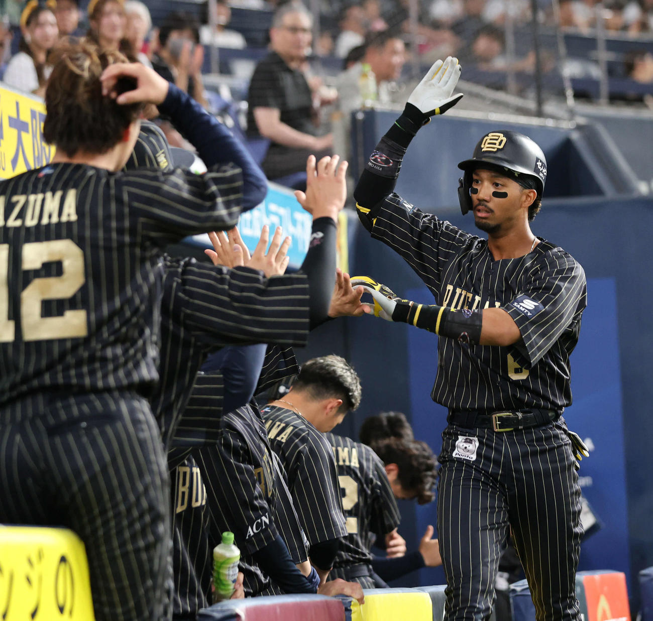 オリックス対楽天　1回裏オリックス無死、宗は右越えに2者連続本塁打を放ち、ナインとハイタッチ（撮影・西尾就之）