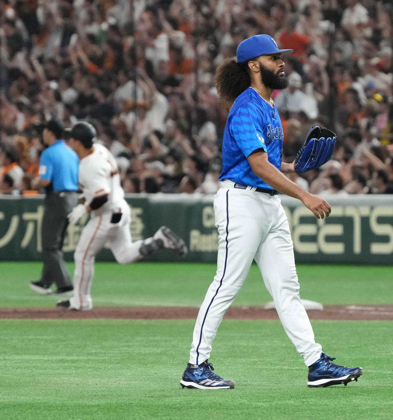 巨人対DeNA 2回裏巨人無死、中山（左）に右越えのプロ1号となる先制ソロ本塁打を許すDeNA先発のジャクソン（撮影・小沢裕）