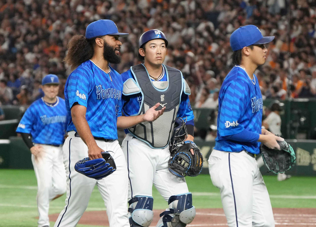巨人対DeNA 4回の投球を終えたDeNA先発のジャクソン（左から2人目）は山本と談笑しながらベンチへ引き揚げる（撮影・小沢裕）