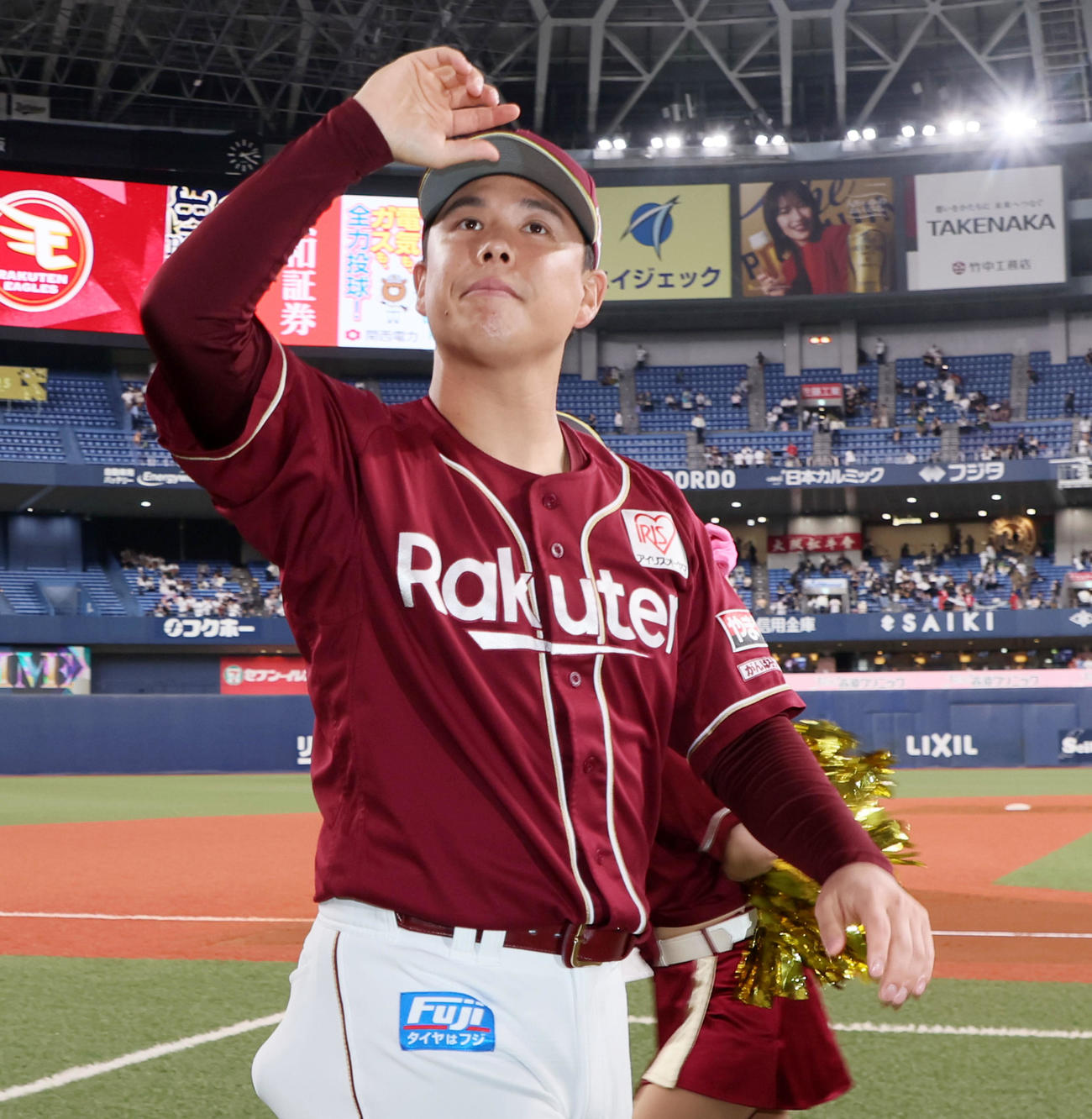 オリックス対楽天　オリックスに勝利しスタンドにあいさつする藤井（撮影・加藤哉）