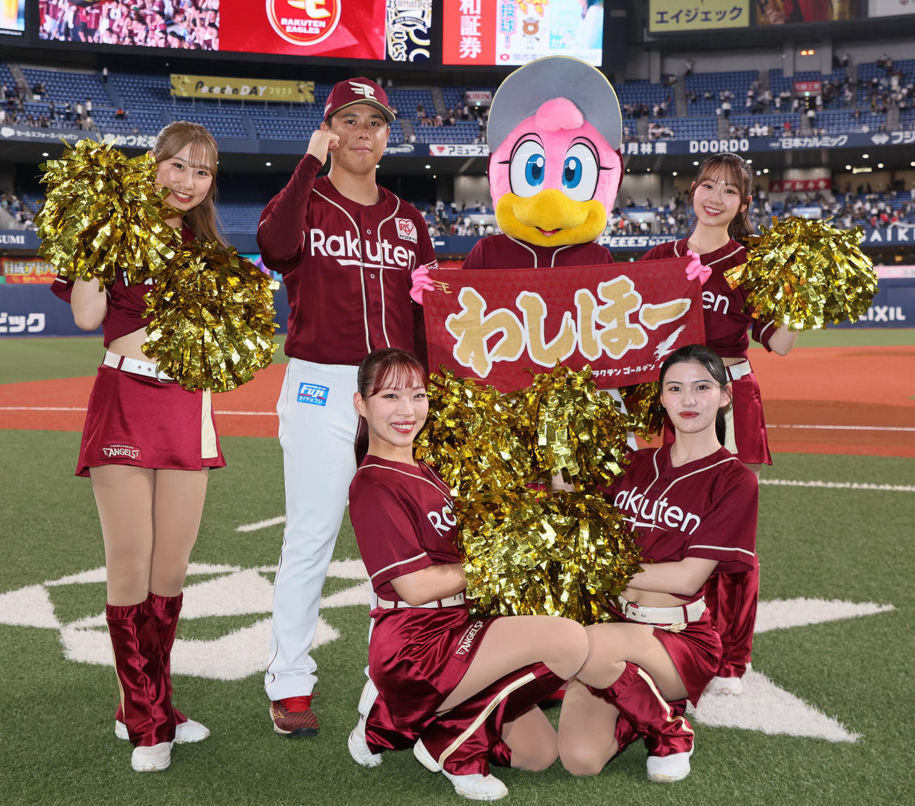 オリックス対楽天　オリックスに勝利しエンジェルス、クラッチーナとともに写真に収まる藤井（撮影・加藤哉）
