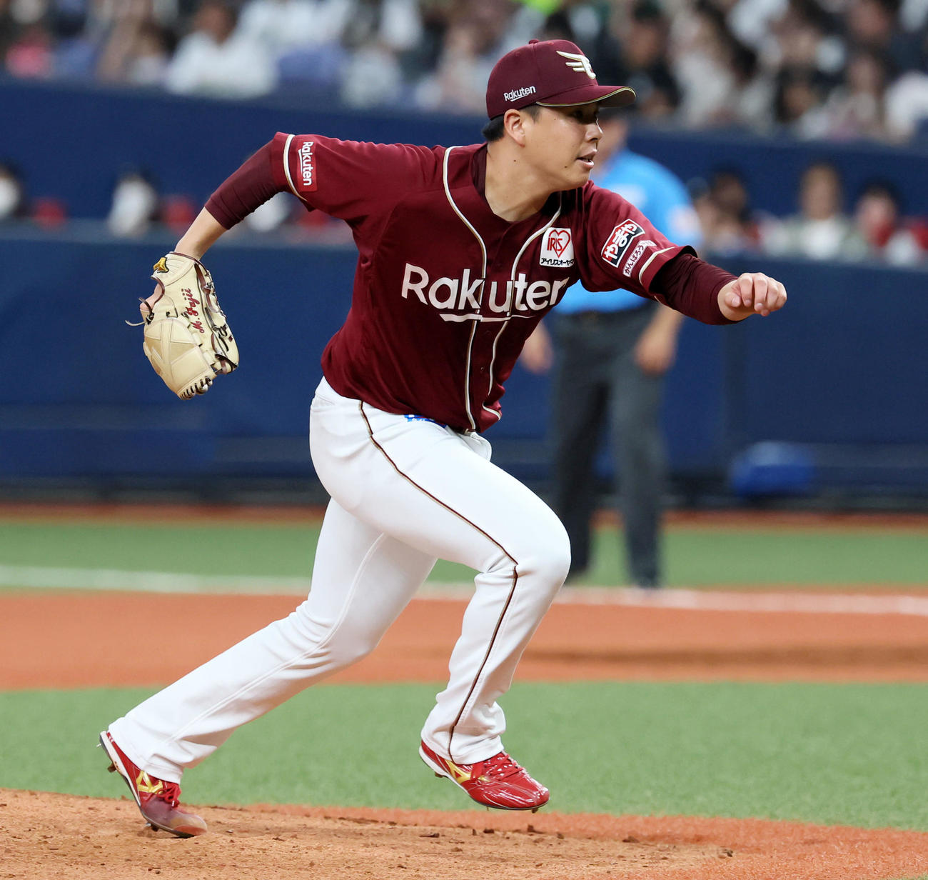 オリックス対楽天　5回裏オリックス無死、藤井は大城のバントにマウンドからダッシュする（撮影・加藤哉）