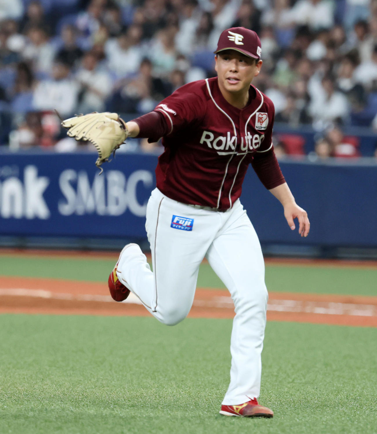 オリックス対楽天　5回裏オリックス無死、藤井は大城のバントにマウンドからダッシュする（撮影・加藤哉）
