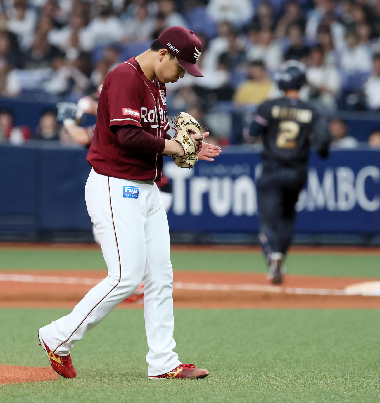 オリックス対楽天　7回裏オリックス2死一塁、代打若月を三ゴロに仕留め手を叩く藤井（撮影・加藤哉）