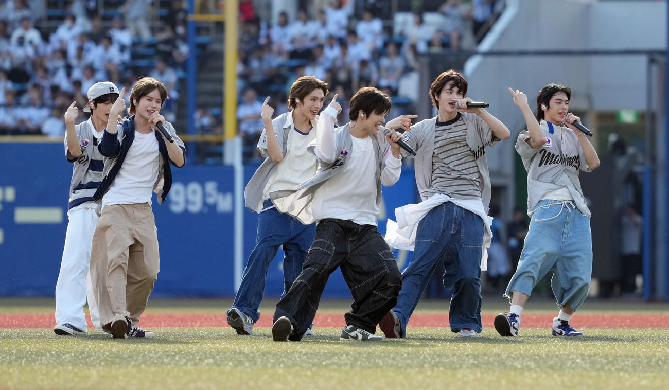 ロッテ対ソフトバンク　試合前、ミニライブで会場を盛り上げたTWS（撮影・たえ見朱実）