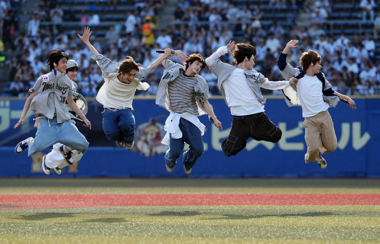ロッテ対ソフトバンク　試合前、ミニライブで会場を盛り上げたTWS（撮影・たえ見朱実）