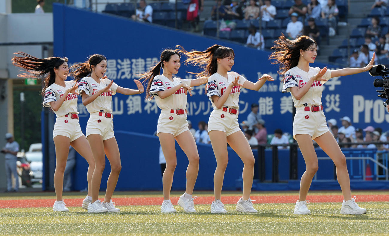 ロッテ対ソフトバンク　ダンスで会場を盛り上げるロッテジャイアンツチアリーダーチーム（撮影・たえ見朱実）
