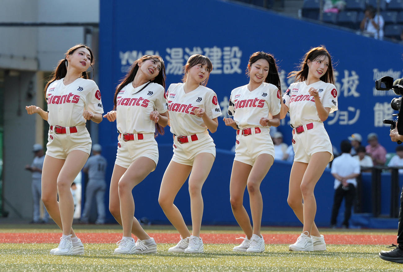 ロッテ対ソフトバンク　ダンスで会場を盛り上げるロッテジャイアンツチアリーダーチーム（撮影・たえ見朱実）
