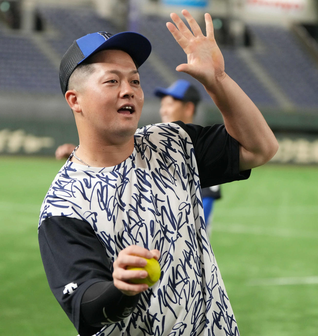 巨人対DeNA　試合前にボールを使って練習するDeNA牧（撮影・小沢裕）
