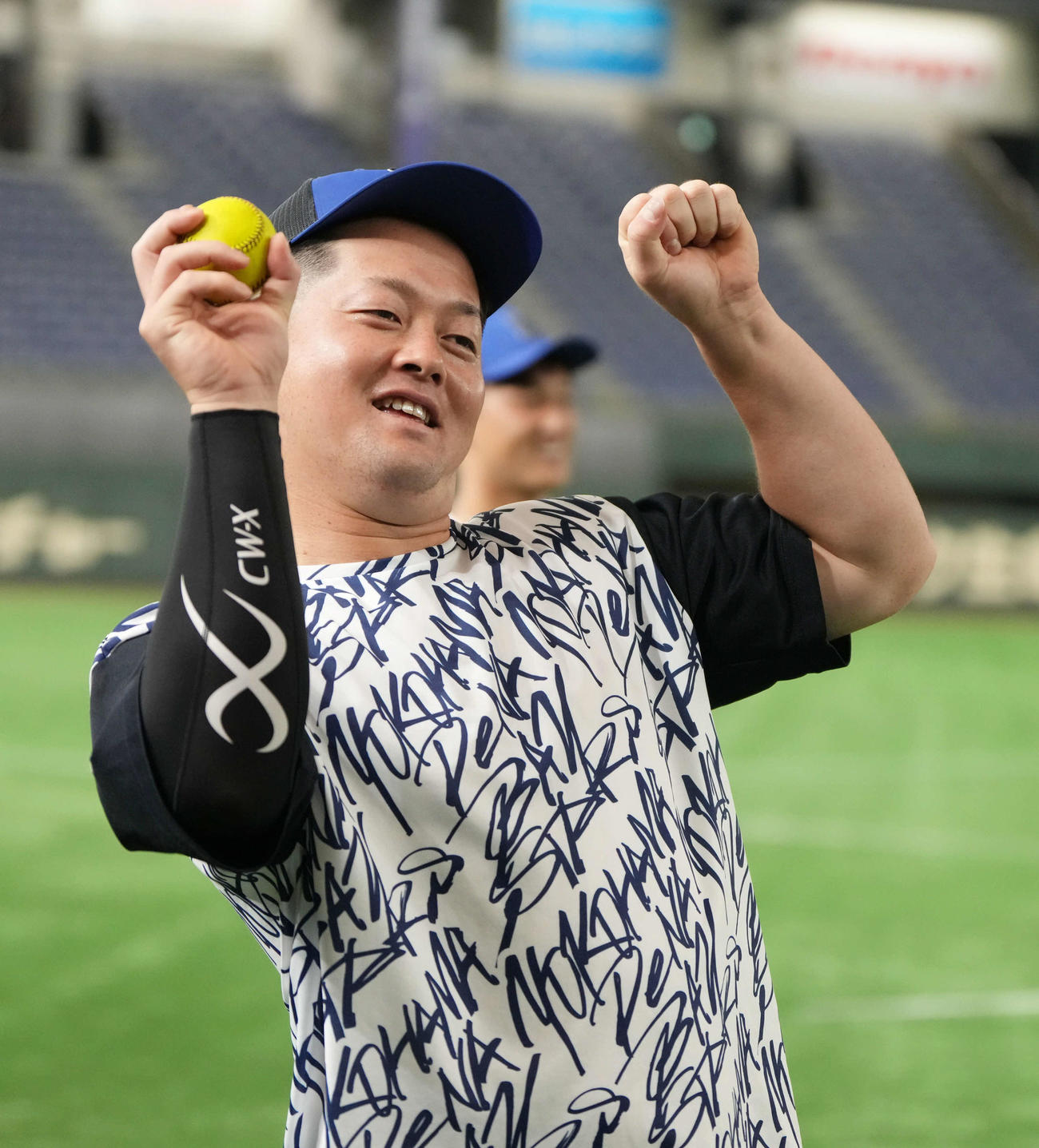 巨人対DeNA　試合前にボールを使って練習するDeNA牧（撮影・小沢裕）