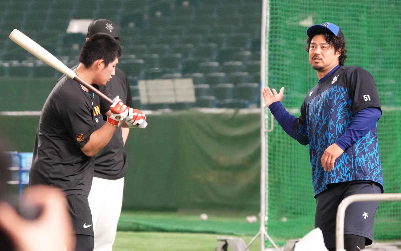巨人対DeNA　試合前の練習でDeNA宮崎（右）に打撃指導を仰ぐ巨人増田陸（撮影・小沢裕）