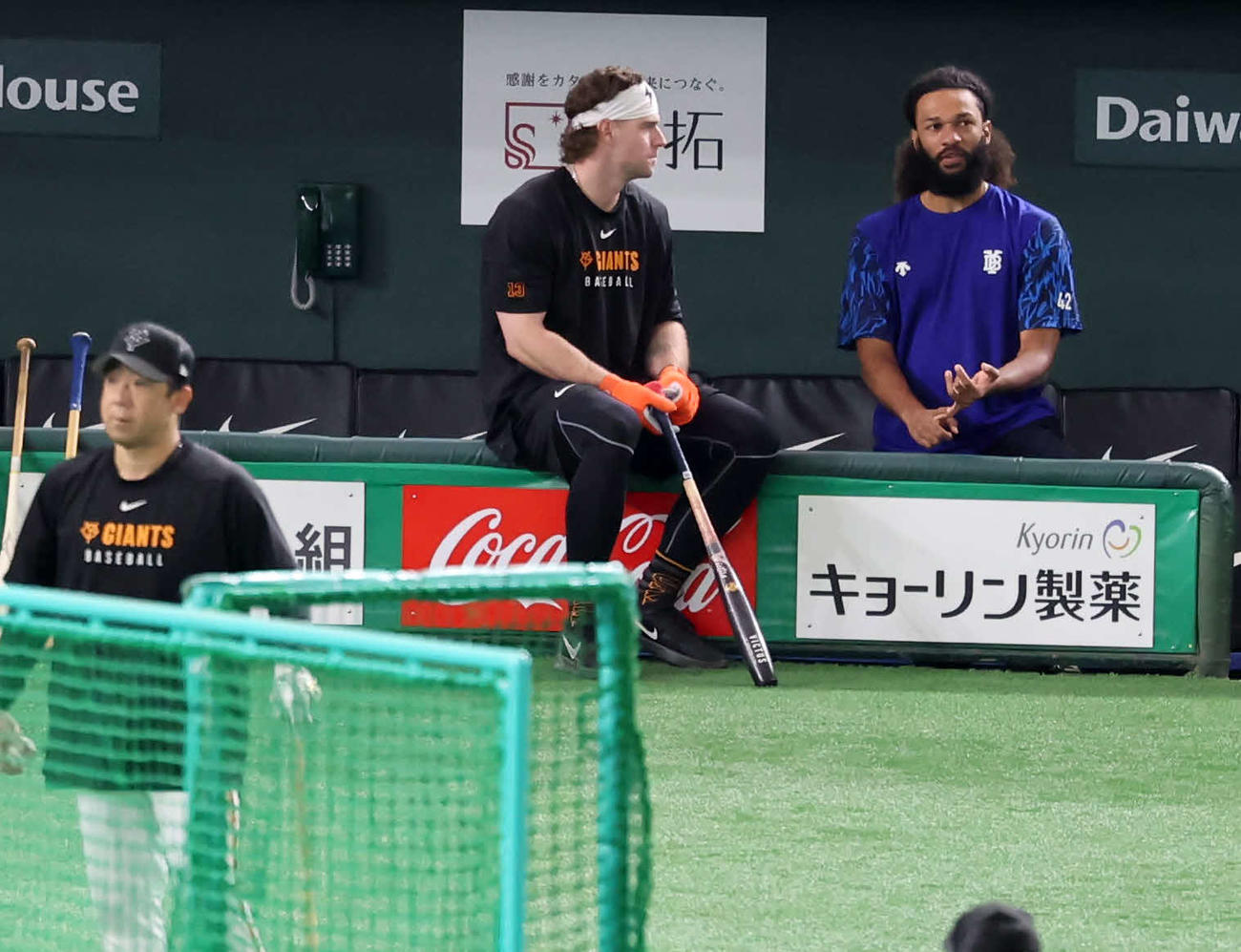 巨人対DeNA　練習中、DeNAジャクソン（右）は巨人キャベッジと話し込む（撮影・浅見桂子）