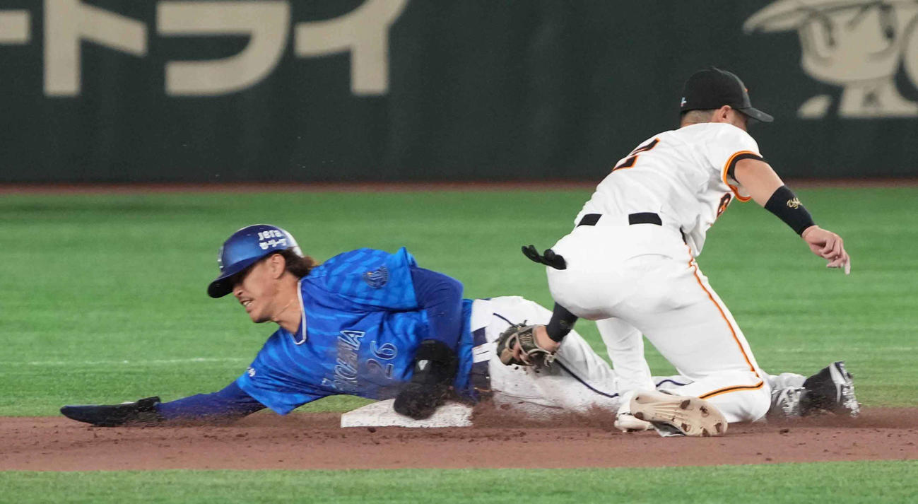巨人対DeNA 9回表DeNA2死一塁、代走三森は二盗に成功する（撮影・小沢裕）
