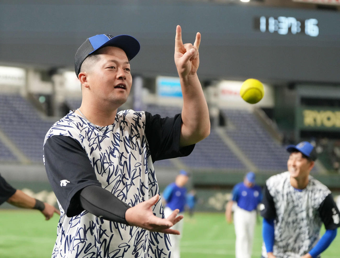 巨人対DeNA　試合前にボールを使って練習するDeNA牧（撮影・小沢裕）