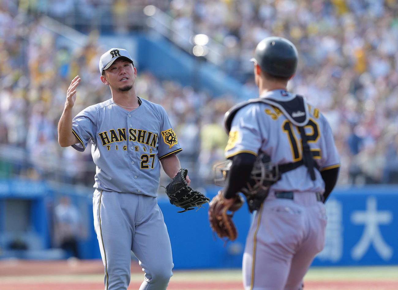 ヤクルト対阪神　完封勝利を飾った阪神伊藤将（左）は坂本と喜ぶ（撮影・足立雅史）