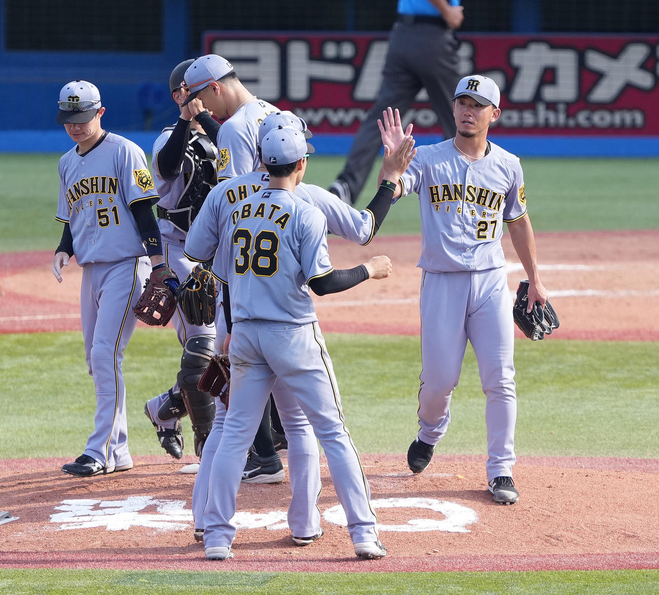 ヤクルト対阪神　ヤクルトに完封勝利し、ナインを迎える阪神伊藤将（右）（撮影・鈴木みどり）