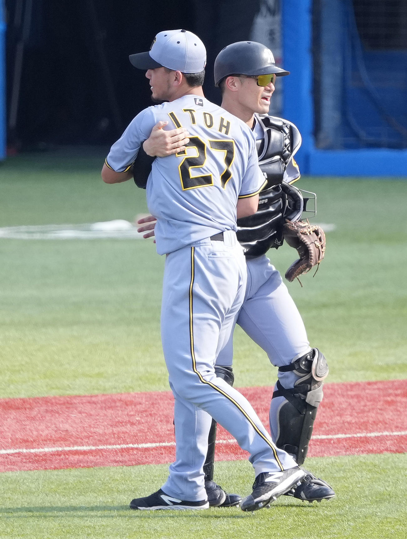 ヤクルト対阪神　ヤクルトに完封勝利し、坂本（右）とハグする阪神伊藤将（撮影・鈴木みどり）