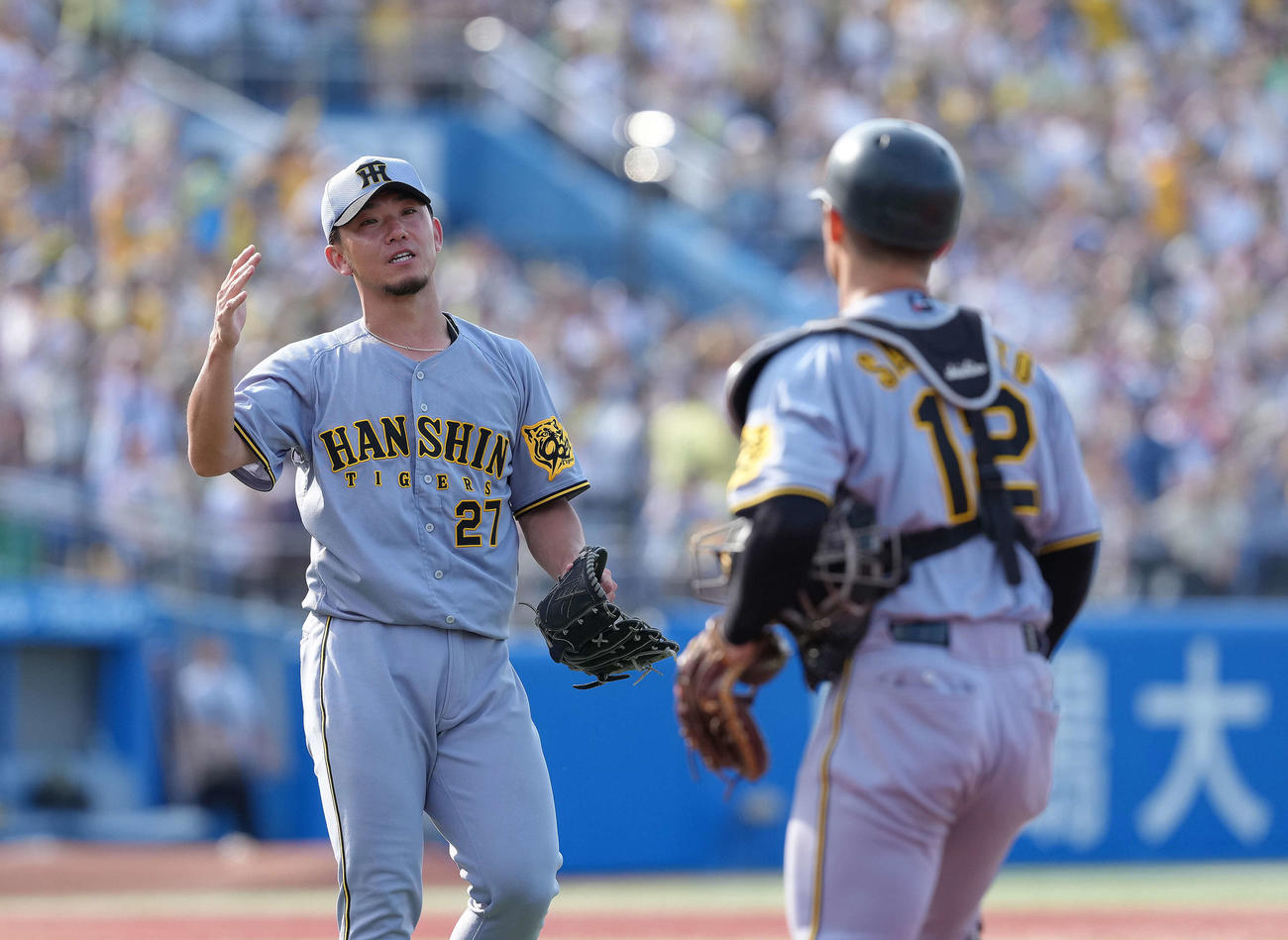 ヤクルト対阪神　完封勝利を飾った阪神伊藤将（左）は坂本と喜ぶ（撮影・足立雅史）