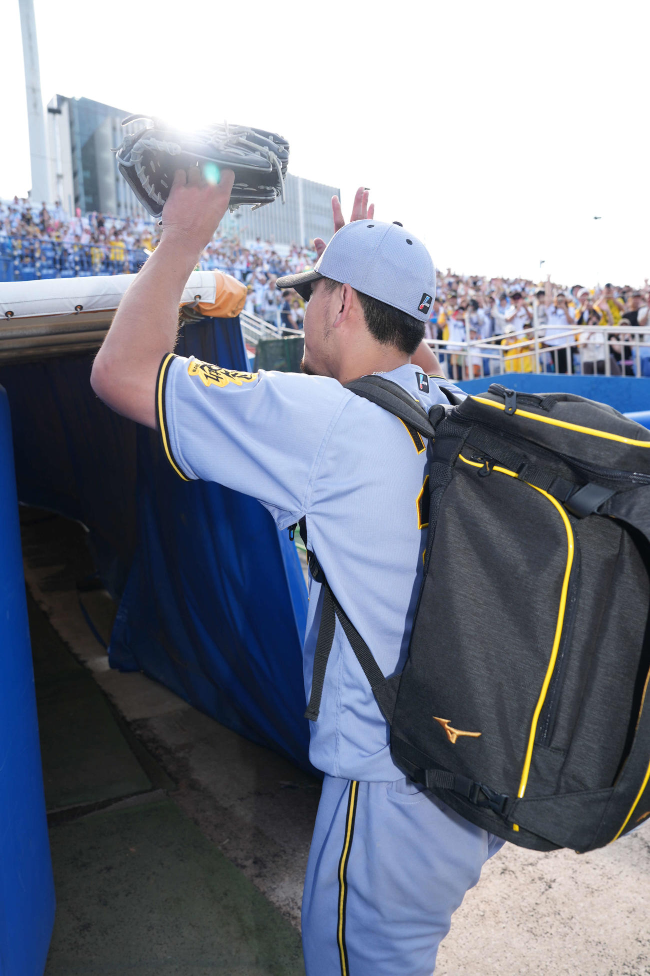 ヤクルト対阪神　完封勝利を挙げた阪神伊藤将はファンの声援に応える（撮影・井上学）