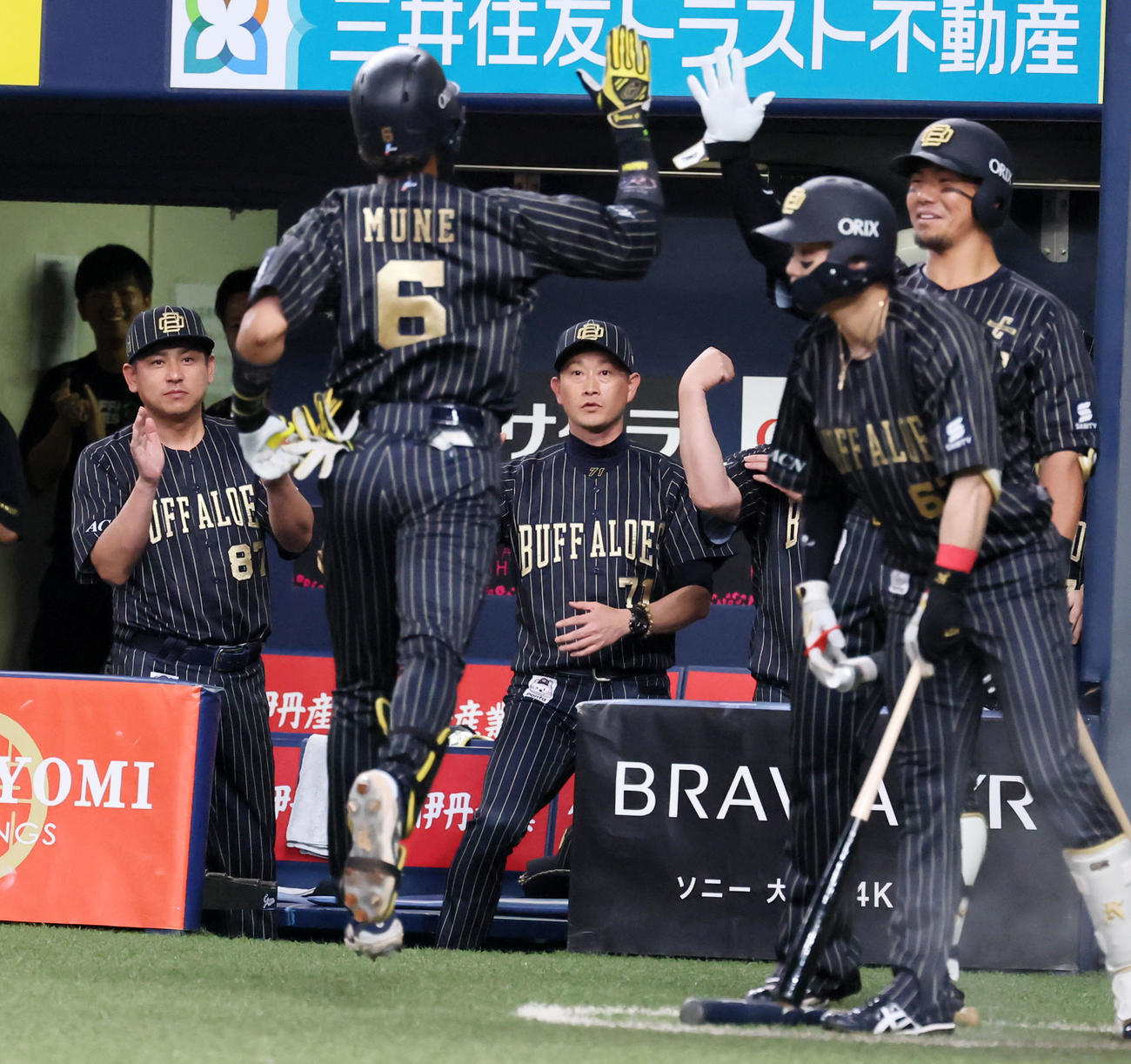 オリックス対楽天　1回裏オリックス無死、右越えソロ本塁打を放って生還する宗（左）をベンチで迎える岸田監督（撮影・加藤哉）