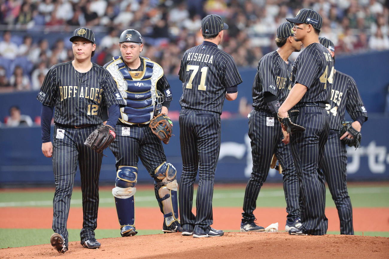 オリックス対楽天　オリックス先発東（左）は2回途中でKOされベンチに戻る（撮影・西尾就之）
