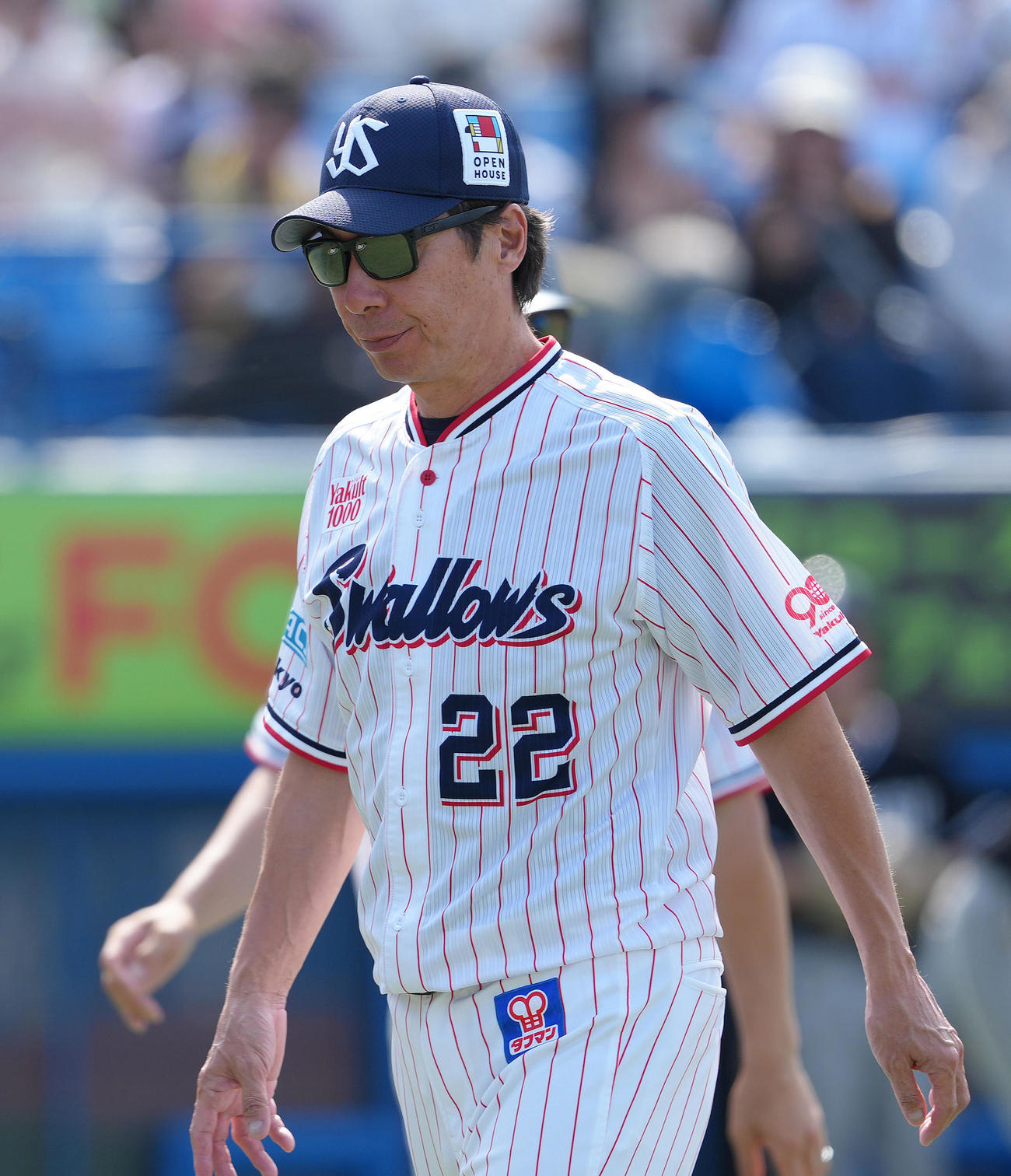 ヤクルト対阪神　投手交代を告げベンチに戻るヤクルト高津監督（撮影・足立雅史）
