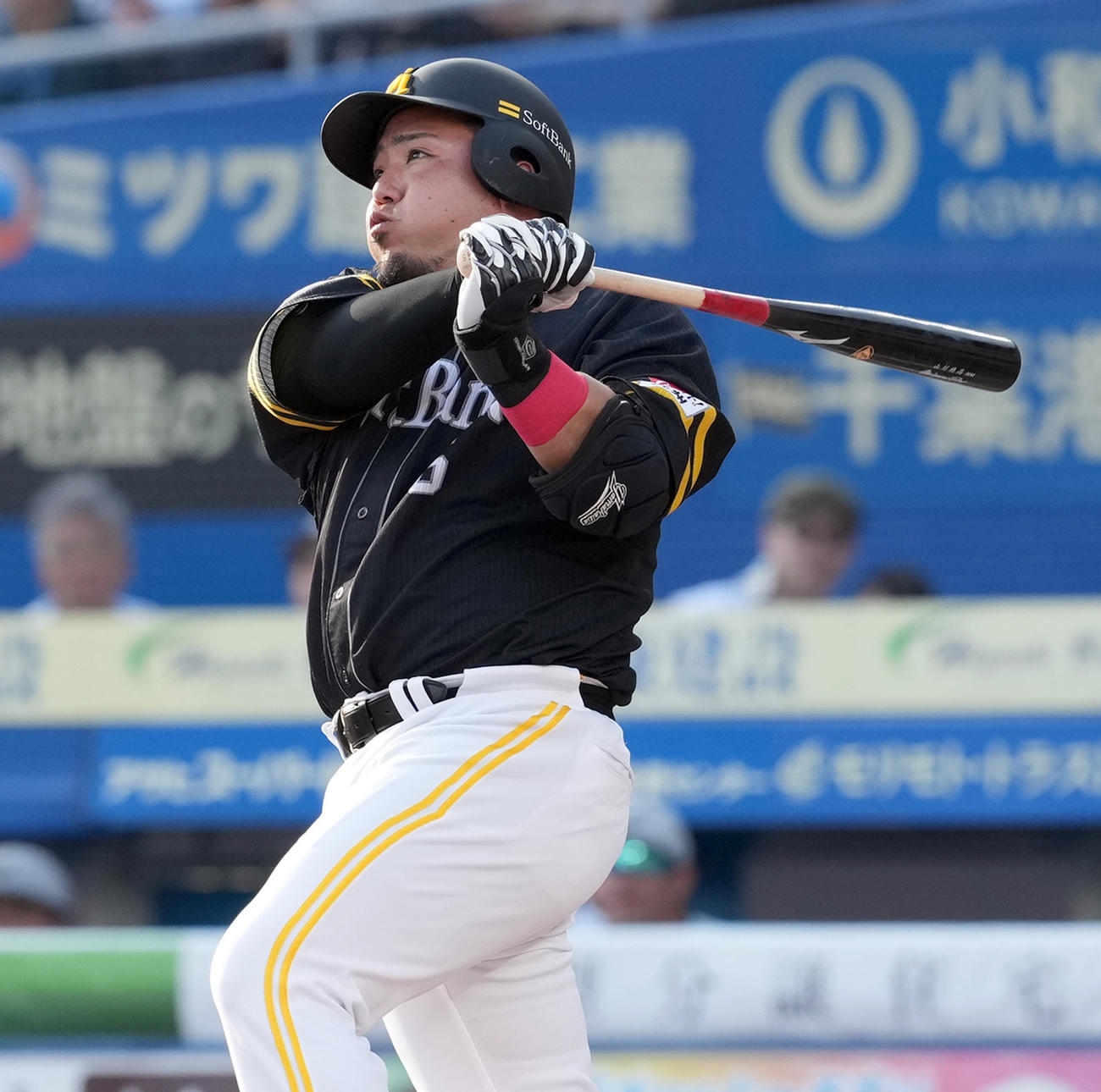 ロッテ対ソフトバンク　2回表ソフトバンク1死、左越えに先制のソロ本塁打を放つ山川（撮影・たえ見朱実）