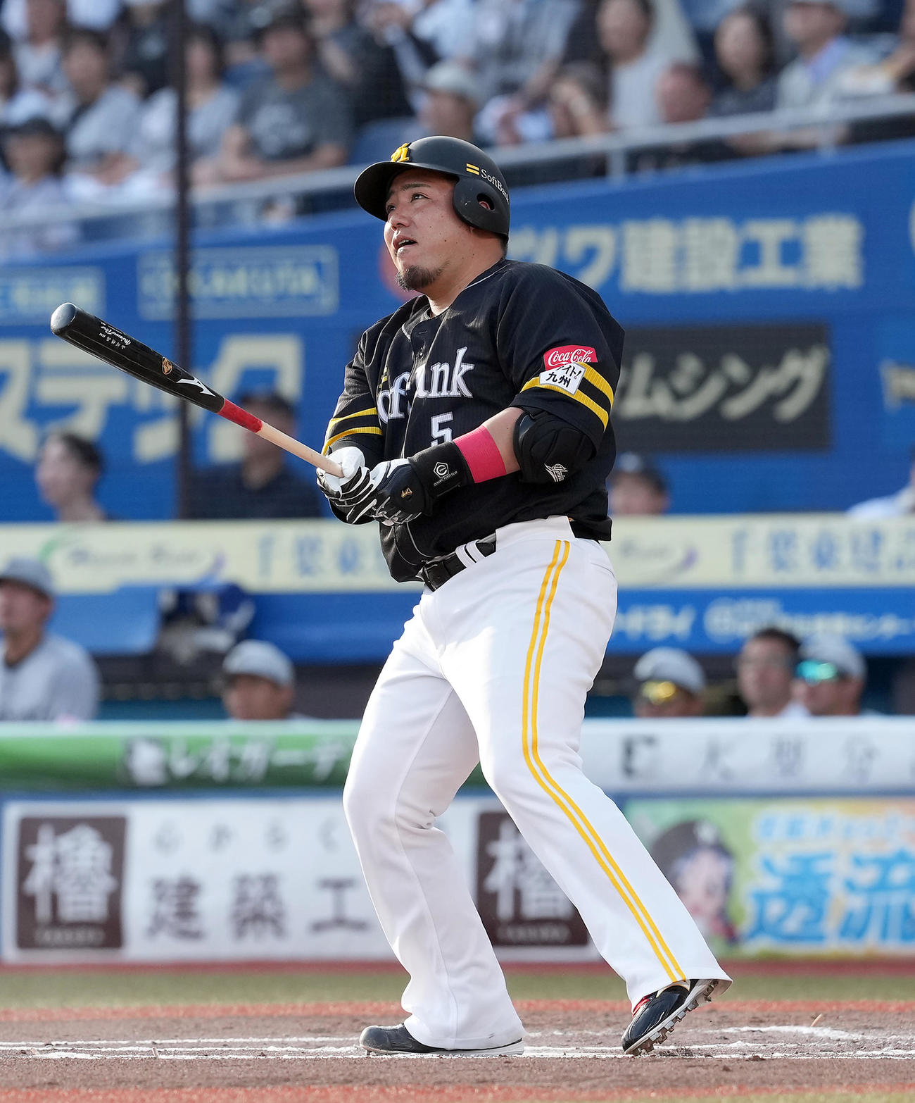 ロッテ対ソフトバンク　2回表ソフトバンク1死、左越えに先制のソロ本塁打を放つ山川（撮影・たえ見朱実）