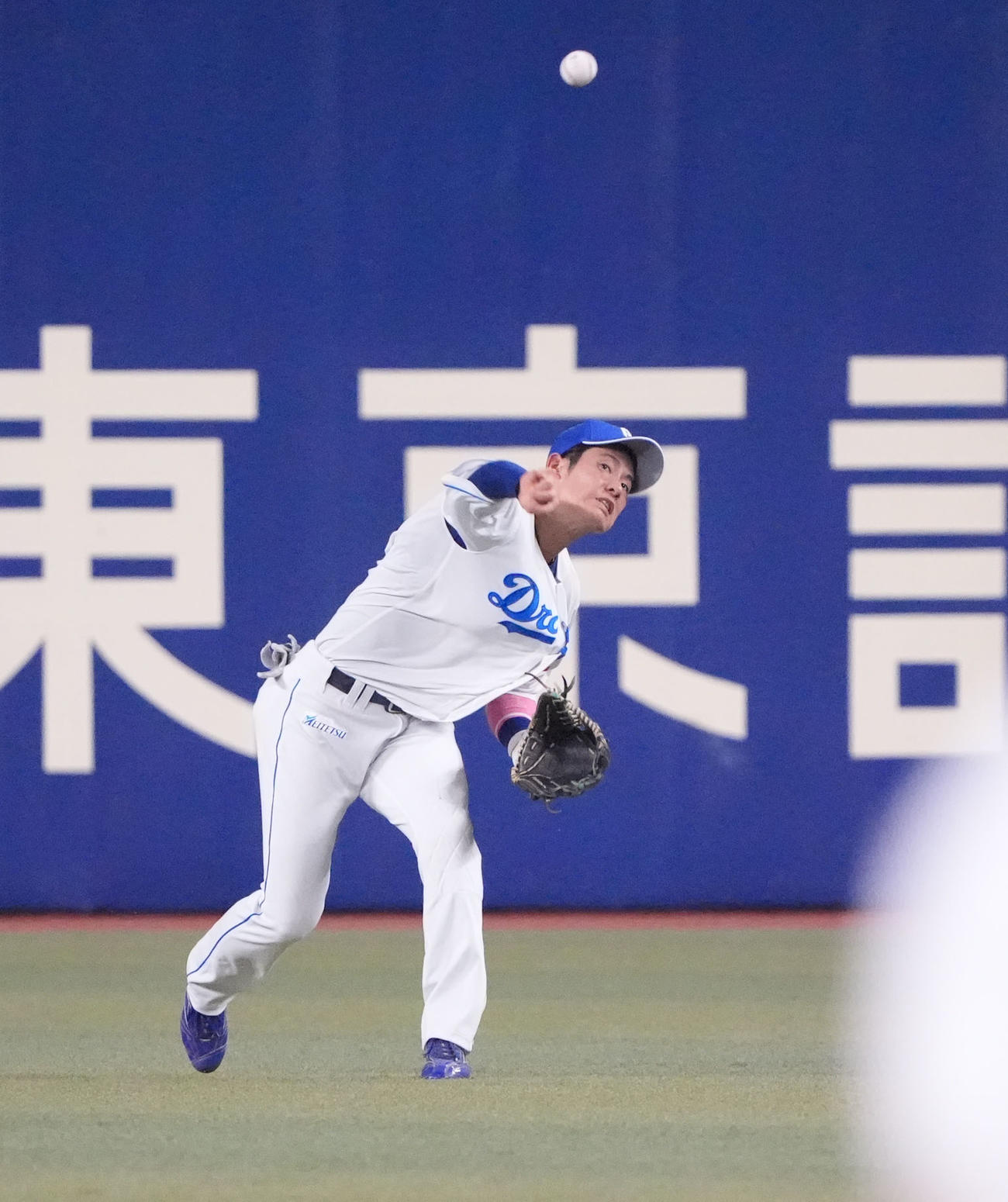 中日対広島　4回表広島1死三塁、モンテロの飛球を捕球し本塁へ送球する上林（撮影・森本幸一）