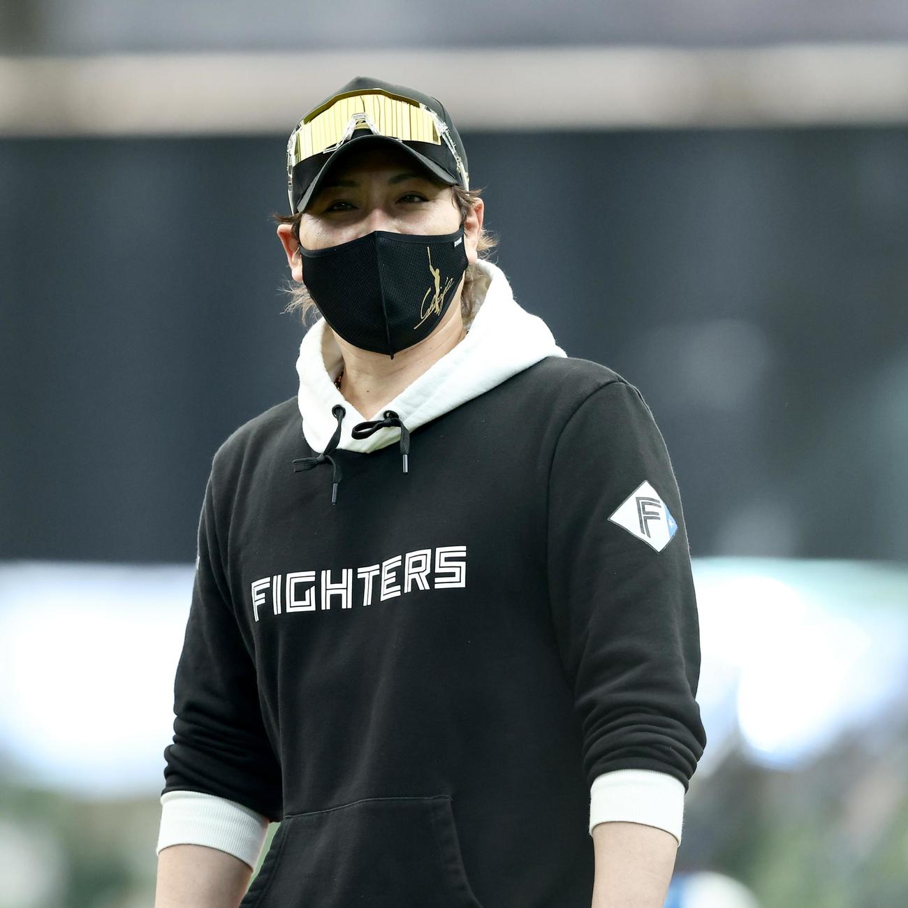 西武対日本ハム　試合前、練習を見守る日本ハム新庄監督（撮影・河田真司）