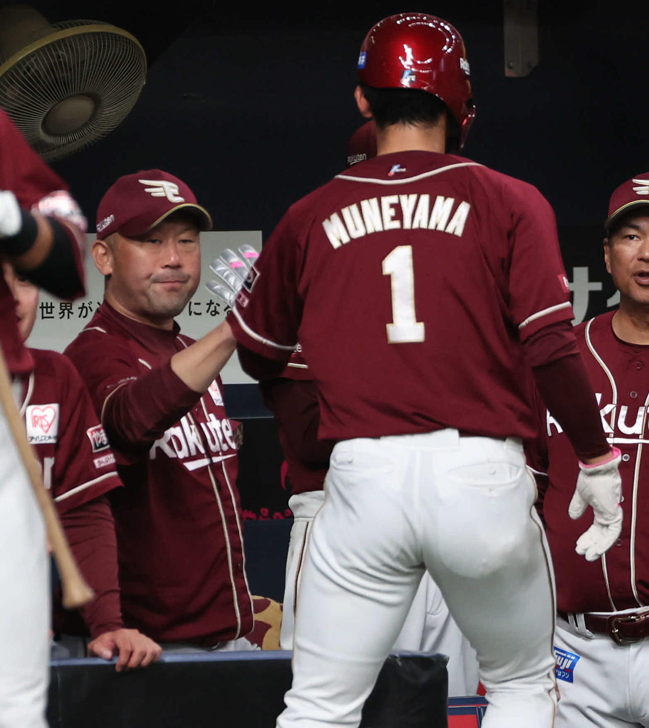オリックス対楽天　2回表楽天2死二塁、辰己の適時二塁打で生還した宗山を迎える三木監督（撮影・西尾就之）