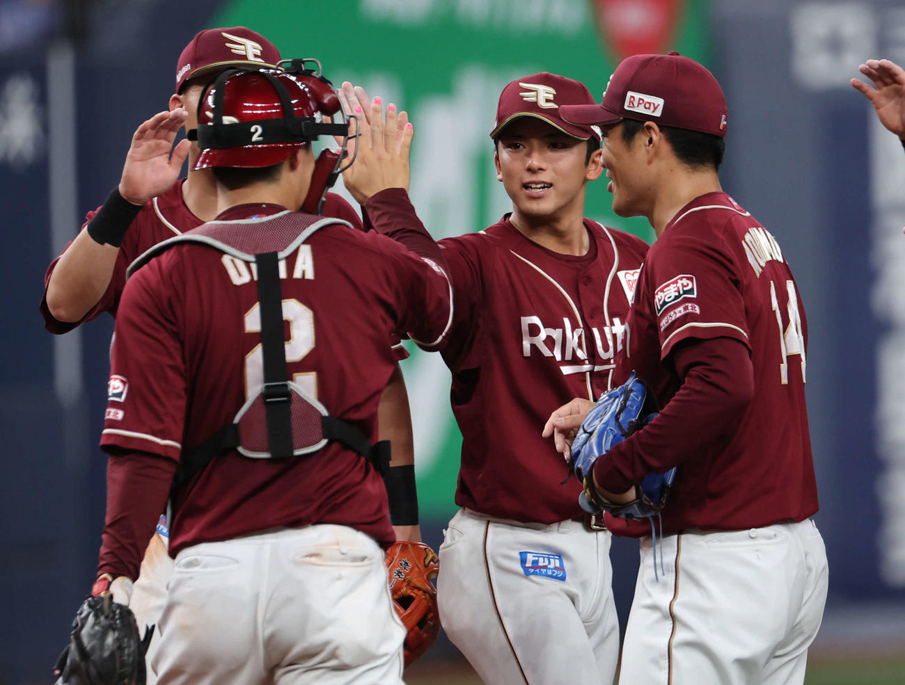 オリックス対楽天　勝利のハイタッチをナインとかわす楽天宗山（右から2人目）（撮影・西尾就之）
